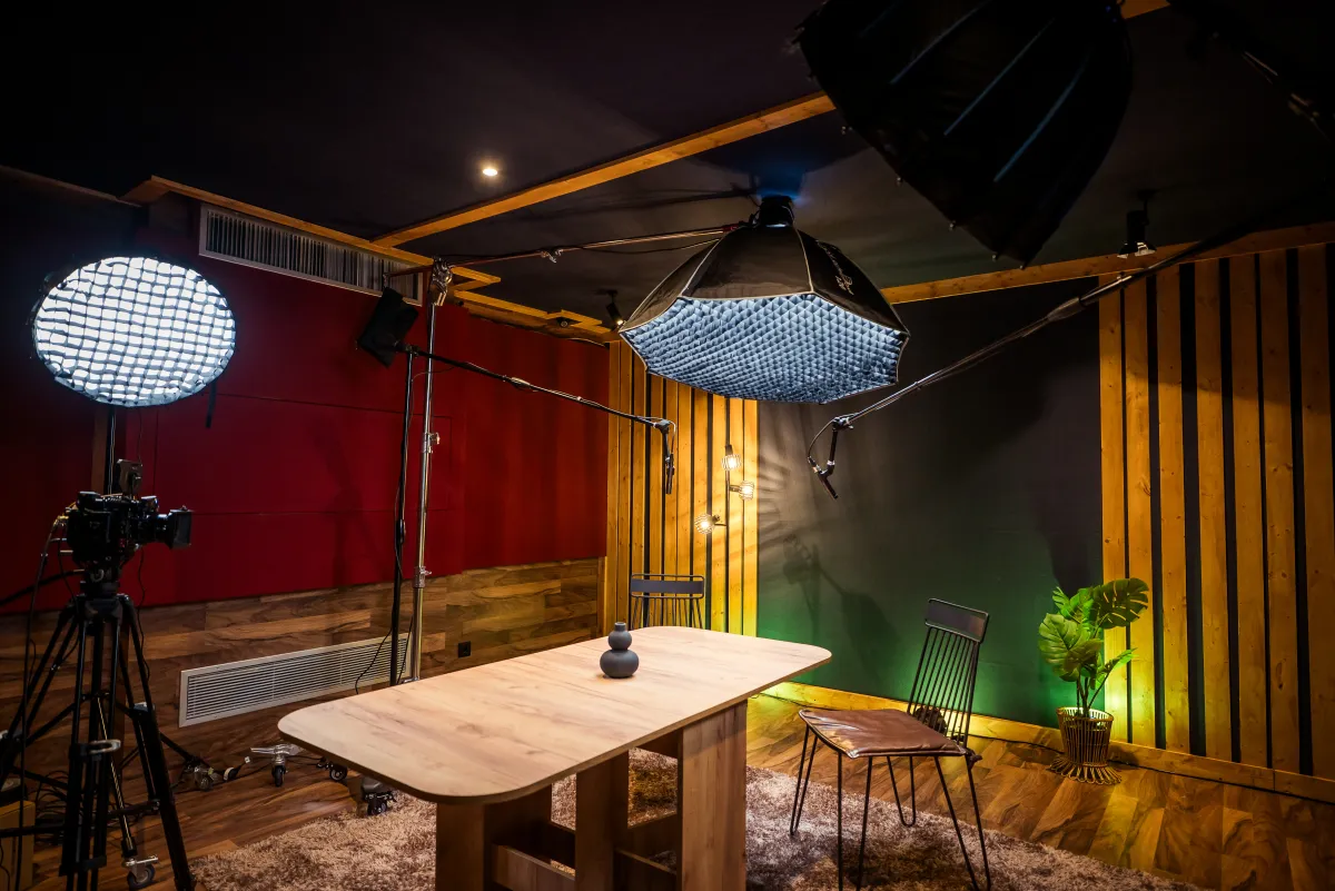 Μεγάλα softbox και octabox πάνω από το set του studio