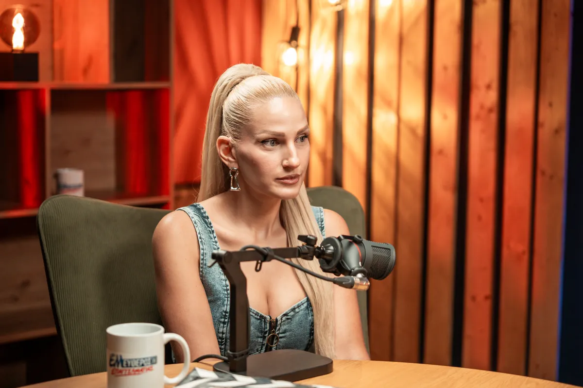 Καλεσμένη μιλά σε μικρόφωνο σε βραχίονα στο studio