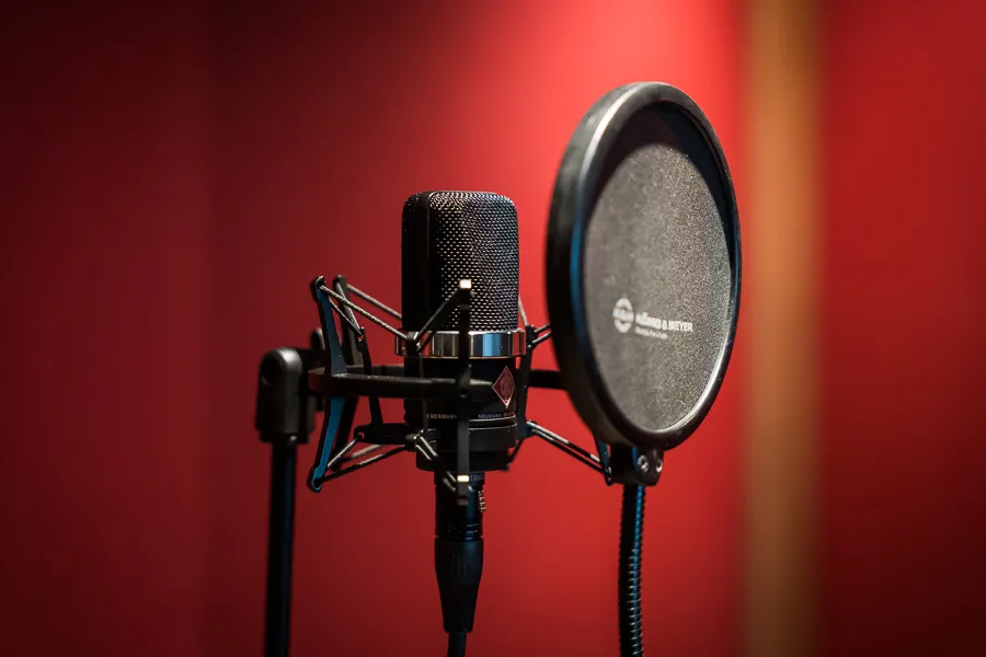 Neumann μικρόφωνο σε κόκκινο φόντο