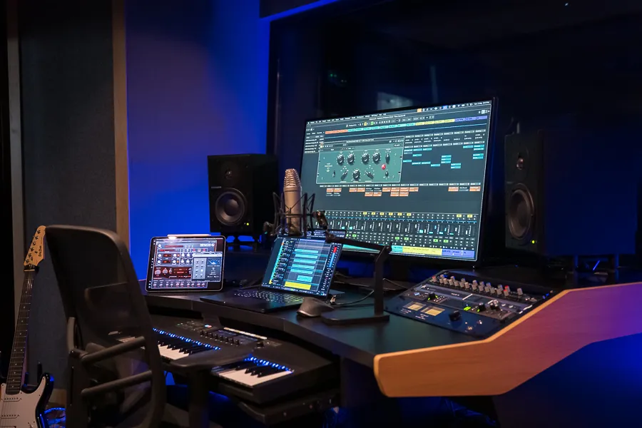 Studio ηχογράφησης με monitors και DAW