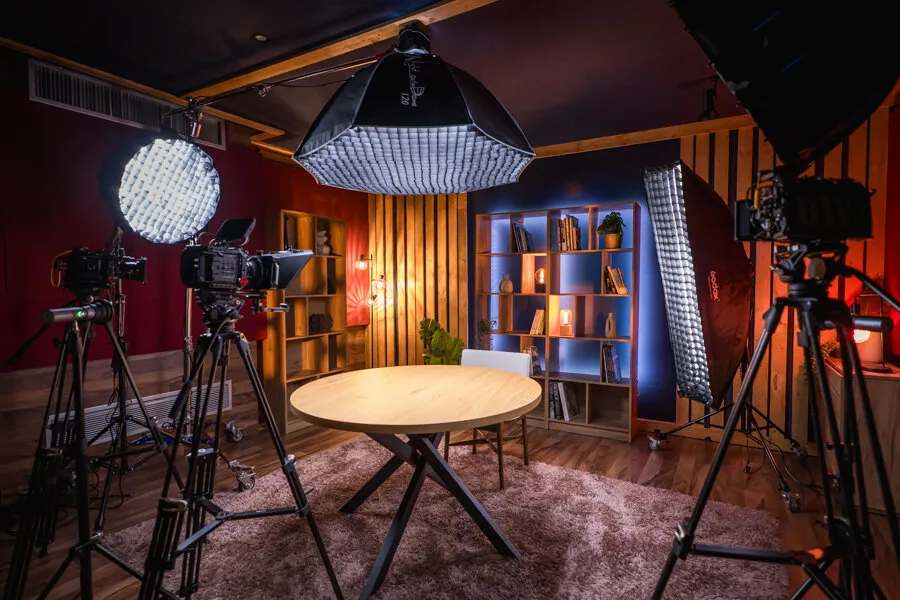 Πλήρες vidcast set με κάμερες και κινηματογραφικό φωτισμό