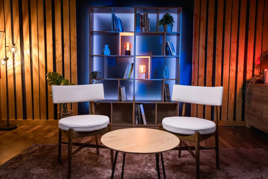 Set τριών ατόμων με βιβλιοθήκη και coffee tables